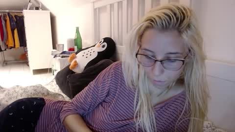 Snapshot of barelylegalblondy chatting on October 6, 11:29 am Lena online show from October 6, 11:29 am
