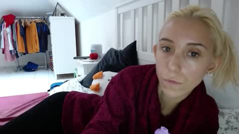 Snapshot of barelylegalblondy chatting on October 18, 12:06 pm Lena online show from October 18, 12:06 pm