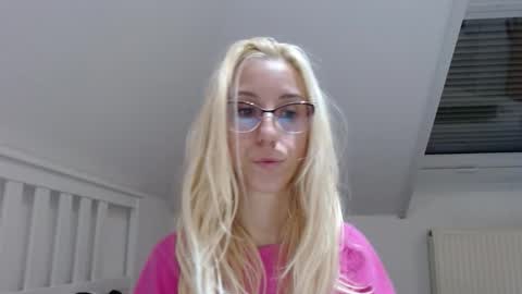 Snapshot of barelylegalblondy chatting on October 21, 6:30 pm Lena online show from October 21, 6:30 pm