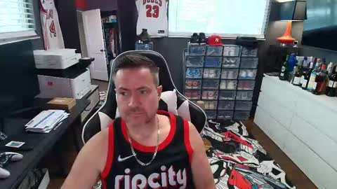 Snapshot of basketballjerseygang chatting on January 8, 10:12 pm Jordan online show from January 8, 10:12 pm
