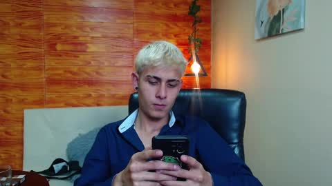 Snapshot of bastiaan_28 chatting on December 12, 2:37 am Bastian online show from December 12, 2:37 am