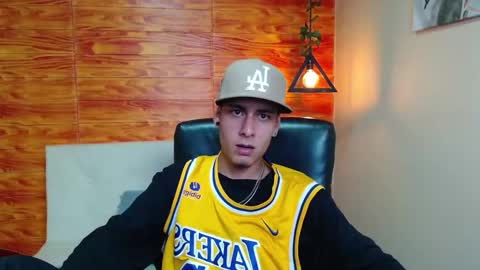 Snapshot of bastiaan_28 chatting on December 28, 10:25 am Bastian online show from December 28, 10:25 am