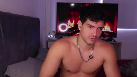 Snapshot of bbbeachboy chatting on February 10, 9:19 pm Valentino online show from February 10, 9:19 pm