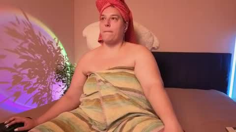 Snapshot of bbw_goddes chatting on July 7, 8:35 pm Love online show from July 7, 8:35 pm