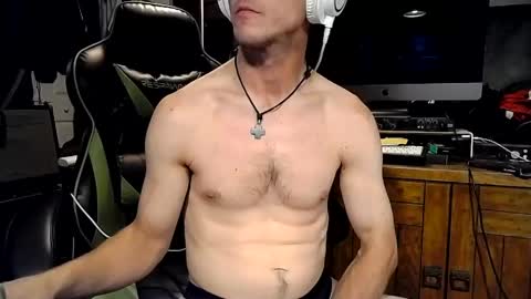 bchillin28 online show from May 14, 1:01 am