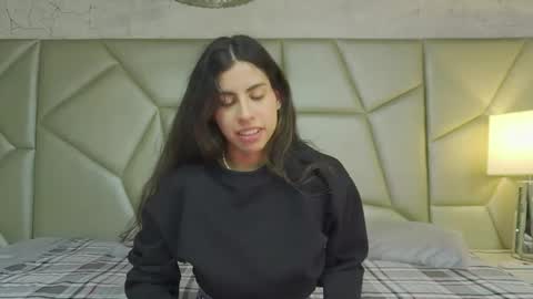 Snapshot of be_curiouss_ chatting on December 16, 11:37 am Helena Evan online show from December 16, 11:37 am