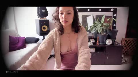 Snapshot of be_lov chatting on April 21, 5:28 pm Call me Bells Next Stream on Wednesday Feb 26 online show from April 21, 5:28 pm