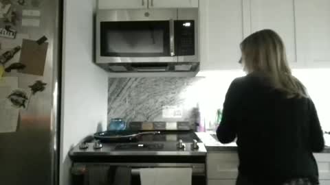 Snapshot of beach_bunny69 chatting on January 6, 7:34 am Emma online show from January 6, 7:34 am