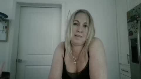 Snapshot of beach_bunny69 chatting on February 2, 8:57 am Emma online show from February 2, 8:57 am