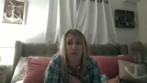 Snapshot of beach_bunny69 chatting on April 11, 7:02 am Emma online show from April 11, 7:02 am