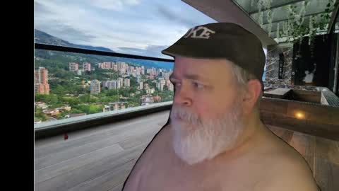 Snapshot of bear4muscle chatting on December 8, 5:18 am Dookie online show from December 8, 5:18 am