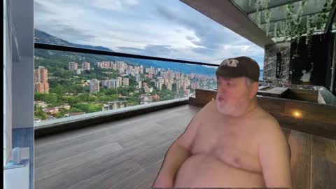 Snapshot of bear4muscle chatting on January 10, 9:31 pm Dookie online show from January 10, 9:31 pm