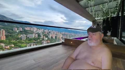 Snapshot of bear4muscle chatting on February 9, 8:45 pm Dookie online show from February 9, 8:45 pm