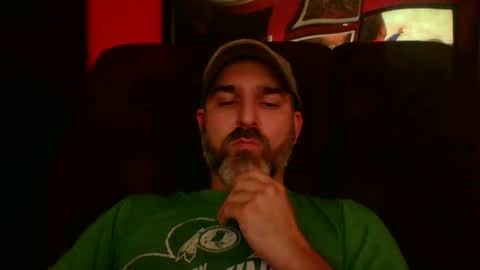 Snapshot of beardedambition chatting on October 7, 9:12 pm beardedambition online show from October 7, 9:12 pm