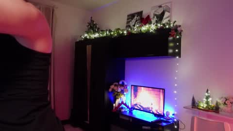 Snapshot of beatricefawne chatting on December 23, 9:08 pm Bzzz Bea online show from December 23, 9:08 pm