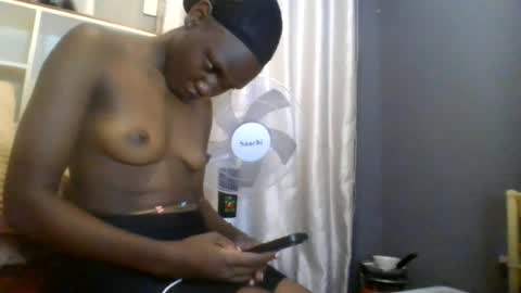 Snapshot of beautie699392 chatting on June 20, 10:45 pm Lil stunner online show from June 20, 10:45 pm