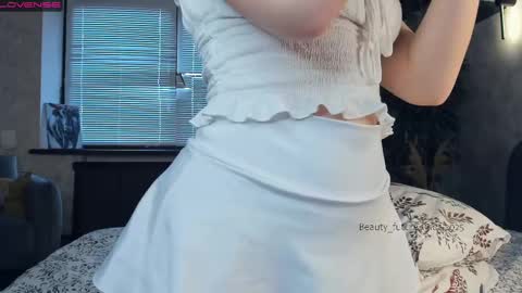 Snapshot of beauty_future chatting on February 19, 9:50 am Nicole online show from February 19, 9:50 am