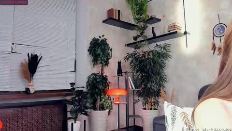 Snapshot of beauty_future chatting on March 2, 4:32 pm Nicole online show from March 2, 4:32 pm
