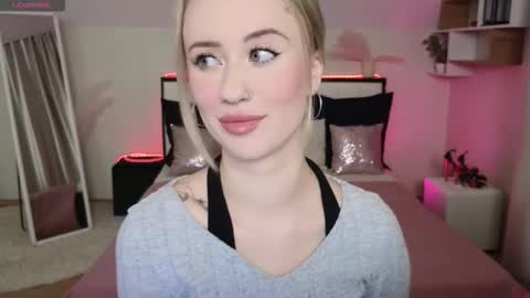 Snapshot of beauty_sashaxx chatting on November 18, 2:43 pm beauty Sasha online show from November 18, 2:43 pm