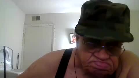 Snapshot of beautytomyeyes chatting on December 31, 3:34 am beautytomyeyes online show from December 31, 3:34 am