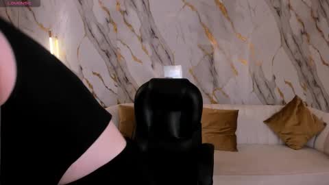 Snapshot of beccabaxter chatting on December 5, 12:14 pm Am Becca online show from December 5, 12:14 pm