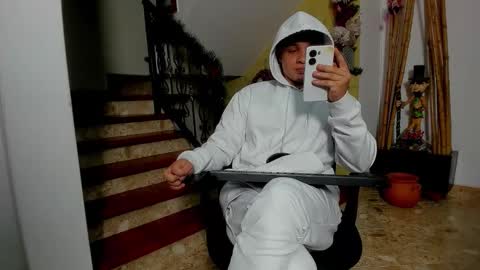 independent model online show from November 25, 5:51 am