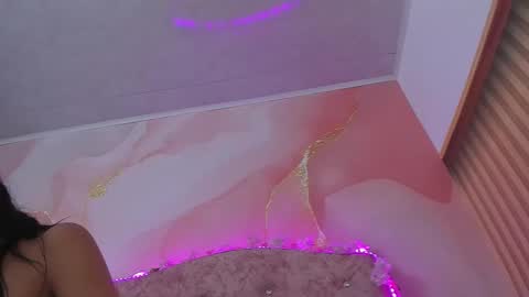 Snapshot of bella__sweets chatting on December 1, 10:31 am Melanie online show from December 1, 10:31 am
