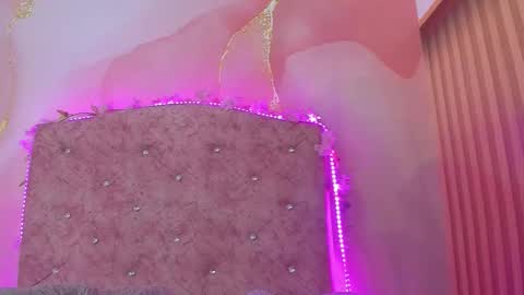 Snapshot of bella__sweets chatting on December 19, 10:44 am Melanie online show from December 19, 10:44 am