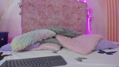 Snapshot of bella__sweets chatting on December 22, 10:34 am Melanie online show from December 22, 10:34 am
