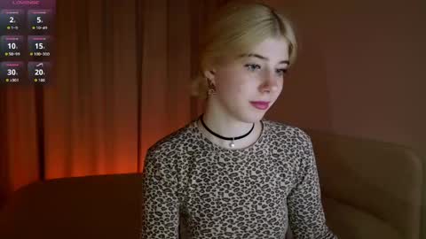 Snapshot of bella_amoury chatting on May 18, 1:17 pm Bella online show from May 18, 1:17 pm