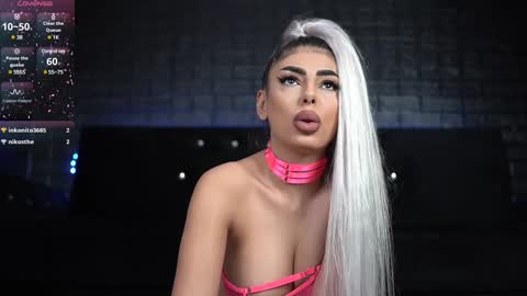 Snapshot of bella_blonda chatting on January 10, 10:57 pm Emma Bella online show from January 10, 10:57 pm