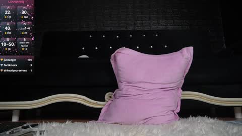 Snapshot of bella_blonda chatting on January 19, 11:43 pm Emma Bella online show from January 19, 11:43 pm