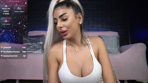 Snapshot of bella_blonda chatting on February 6, 10:21 pm Emma Bella online show from February 6, 10:21 pm