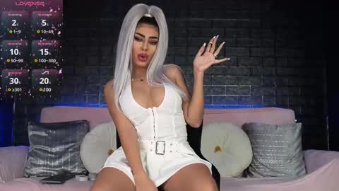 Snapshot of bella_blonda chatting on February 13, 7:52 pm Emma Bella online show from February 13, 7:52 pm