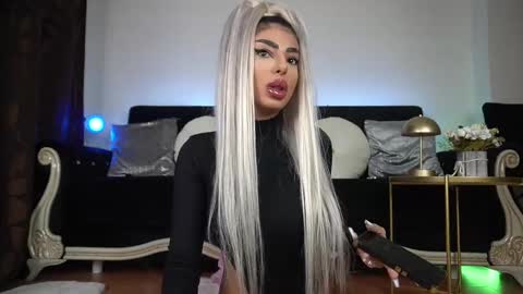 Snapshot of bella_blonda chatting on February 16, 10:43 pm Emma Bella online show from February 16, 10:43 pm