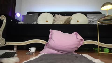 Snapshot of bella_blonda chatting on February 17, 1:47 am Emma Bella online show from February 17, 1:47 am