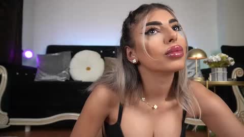 Snapshot of bella_blonda chatting on February 19, 8:10 pm Emma Bella online show from February 19, 8:10 pm