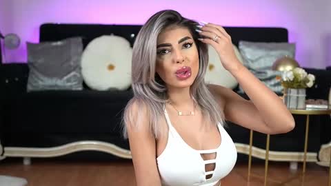 Snapshot of bella_blonda chatting on February 21, 9:54 pm Emma Bella online show from February 21, 9:54 pm