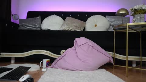 Snapshot of bella_blonda chatting on February 28, 11:34 pm Emma Bella online show from February 28, 11:34 pm