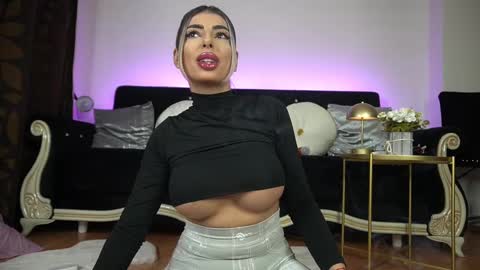 Snapshot of bella_blonda chatting on March 2, 9:32 pm Emma Bella online show from March 2, 9:32 pm