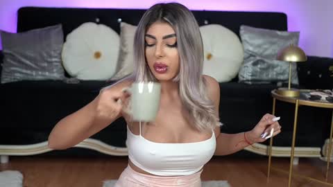 Snapshot of bella_blonda chatting on March 9, 7:37 pm Emma Bella online show from March 9, 7:37 pm