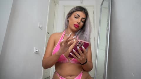 Snapshot of bella_blonda chatting on September 25, 11:30 pm Emma Bella online show from September 25, 11:30 pm