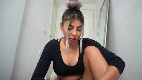 Snapshot of bella_blonda chatting on October 2, 11:45 pm Emma Bella online show from October 2, 11:45 pm