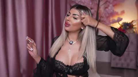 Snapshot of bella_blonda chatting on May 6, 9:31 pm Emma Bella online show from May 6, 9:31 pm