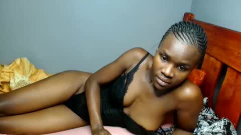 Snapshot of bella_cocy chatting on June 9, 11:33 am cocy online show from June 9, 11:33 am