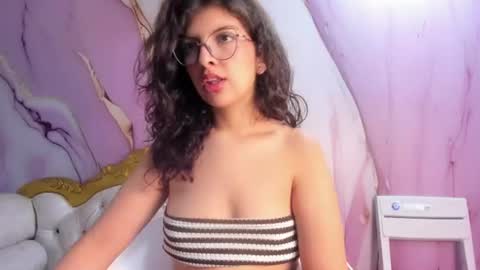 Snapshot of bella_cuttee chatting on July 6, 11:07 am B E L L A online show from July 6, 11:07 am