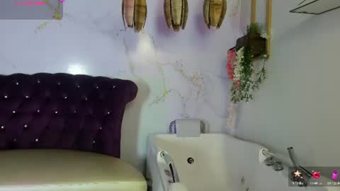 Snapshot of bella_cuttee chatting on July 12, 11:34 am B E L L A online show from July 12, 11:34 am