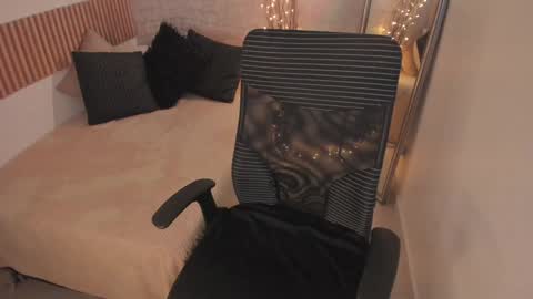 Snapshot of bella_desi chatting on January 10, 12:15 pm Dessi online show from January 10, 12:15 pm