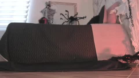 Snapshot of bella_desi chatting on October 29, 1:35 pm Dessi online show from October 29, 1:35 pm