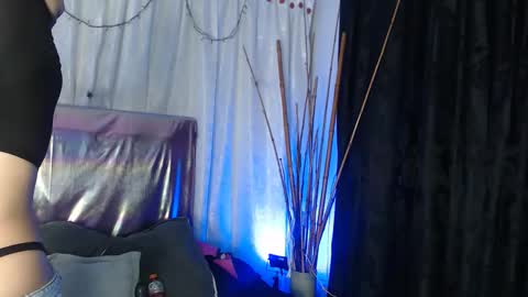 Snapshot of bella_lr chatting on September 21, 3:19 am Valentina online show from September 21, 3:19 am